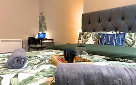Hanley, Stoke - Modern Spacious Apartments By Polkastays